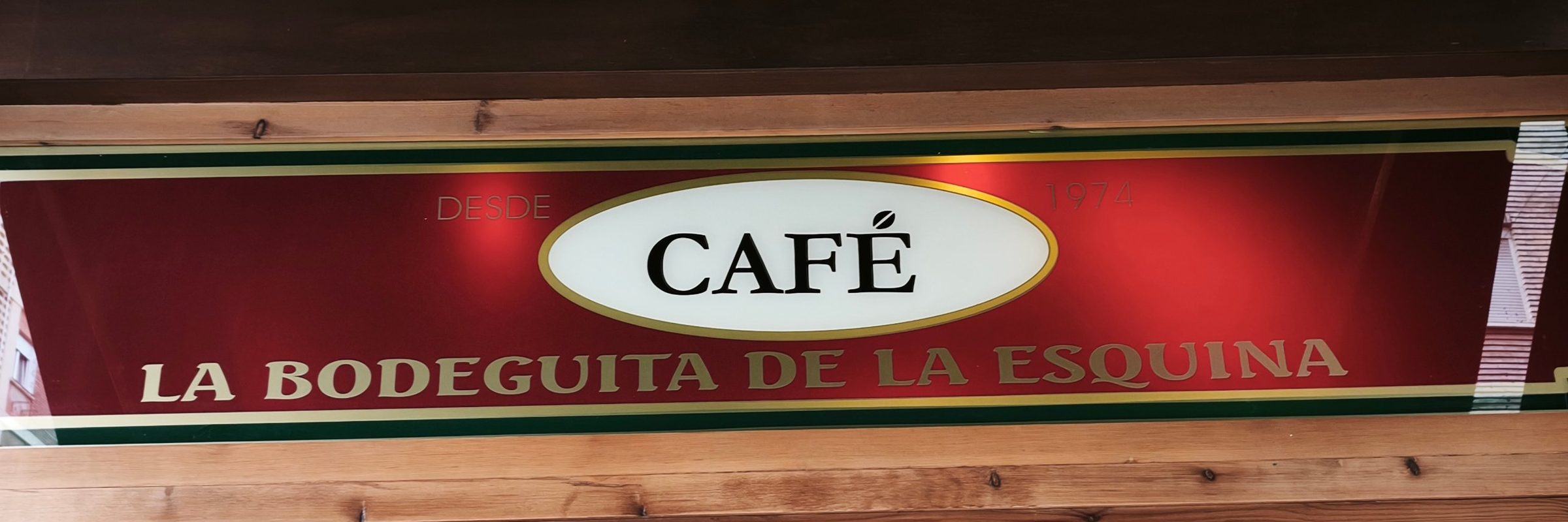 Rótulo de la fachada: Café, La Bodeguita de la Esquina, desde 1974