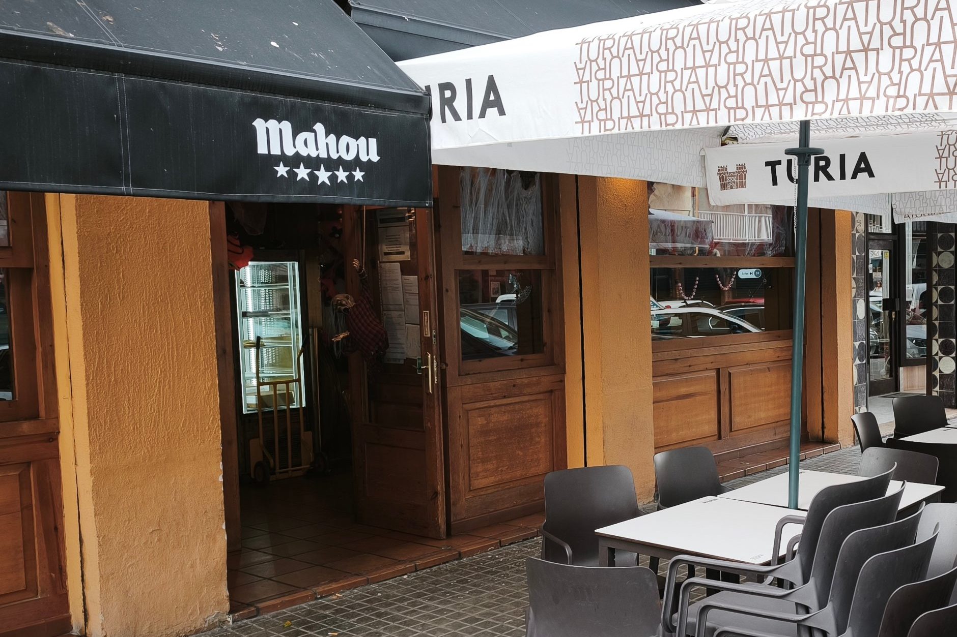 Entrada de La Bodeguita en la calle Benicarló, con el toldo y las mesas de la terraza
